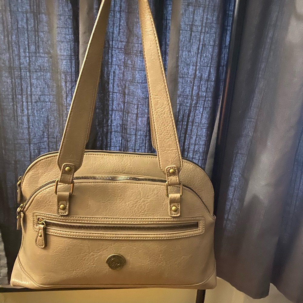 White Mountain Tan Shoulder Bag with Structured Design